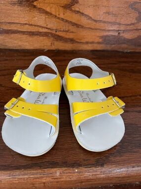 Sea Wees Yellow Sandals Size 4 Toddler Girls Buckle Summer Jelly Fisherman